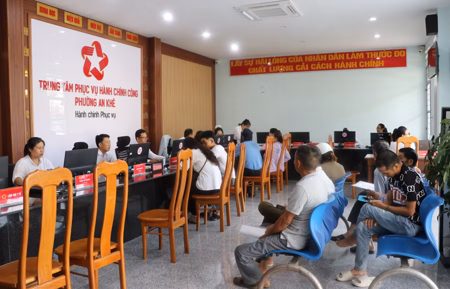 ngay-lam-viec-dau-tien-rat-dong-nguoi-dan-den-trung-tam-phuc-vu-hanh-chinh-cong-phuong-an-khe-lam-ho-so-thu-tuc-anh-ngoc-minh.jpg