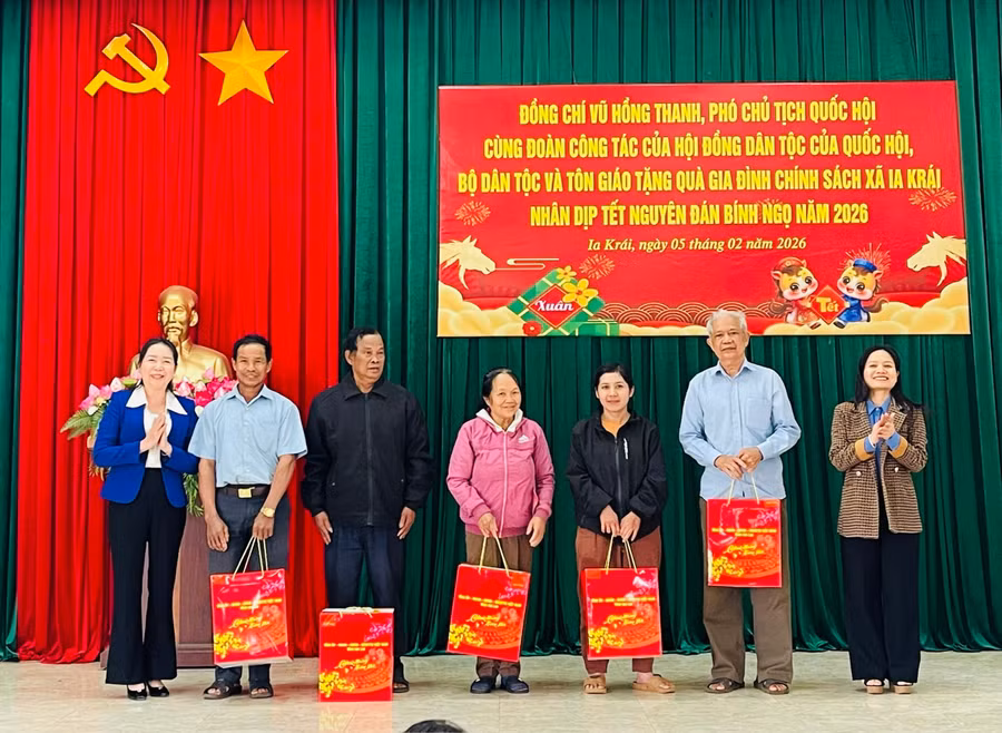 dong-chi-siu-huong-ben-phai-va-ly-tiet-hanh-ben-trai-tang-qua-cua-tinh-cho-cac-gia-dinh-chinh-sach-tren-dia-ban-xa-ia-krai.jpg