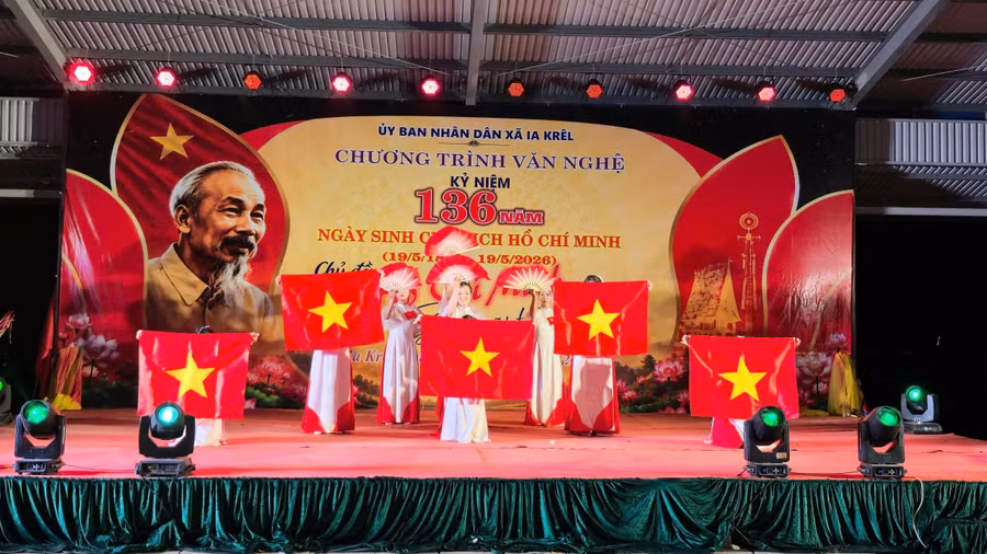 xa-ia-krel-van-nghe-quan-chung-chao-mung-ky-niem-136-nam-ngay-sinh-chu-tich-ho-chi-minh.jpg