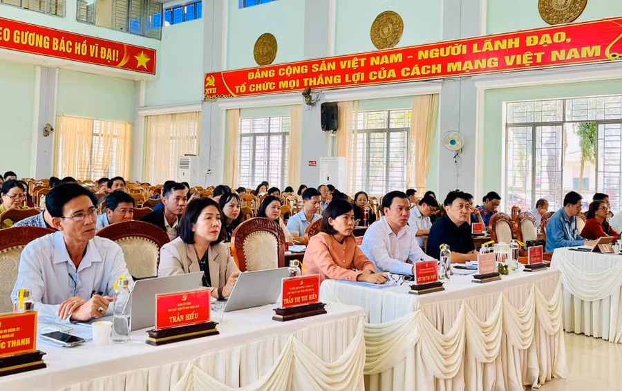 cac-dai-bieu-du-hoi-nghi.jpg