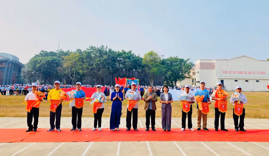ban-to-chuc-trao-co-cho-cac-luc-luong-tham-gia-hoi-thao.jpg