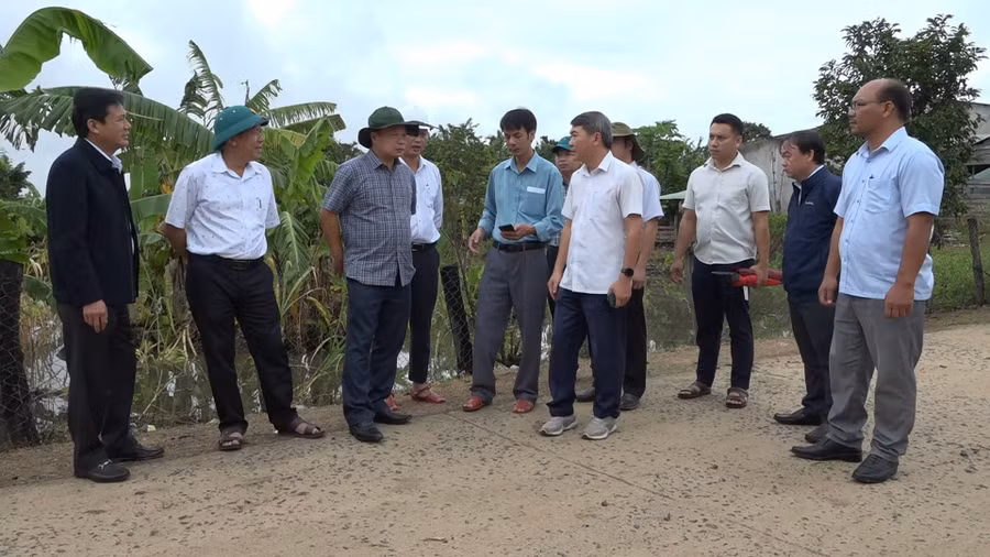 pho-chu-tich-ubnd-tinh-duong-mah-tiep-mac-ao-caro-xam-kiem-tra-tinh-hinh-ngap-lut-tai-xa-uar.jpg
