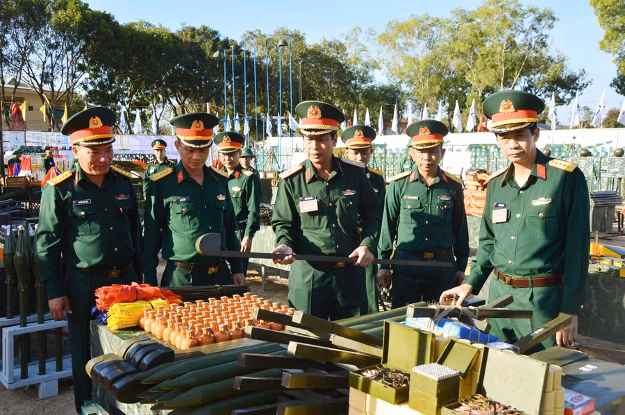 thieu-tuong-tran-cong-duc-va-cac-dai-bieu-kiem-tra-mo-hinh-hoc-cu-sang-kien-cai-tien-ky-thuat-tai-trung-doan-28.jpg