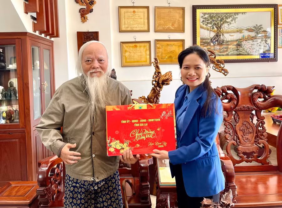 pho-truong-doan-chuyen-trach-doan-dai-bieu-quoc-hoi-tinh-siu-huong-ben-phai-tham-tang-qua-chuc-tet-dong-chi-tran-xuan-haijpg.jpg