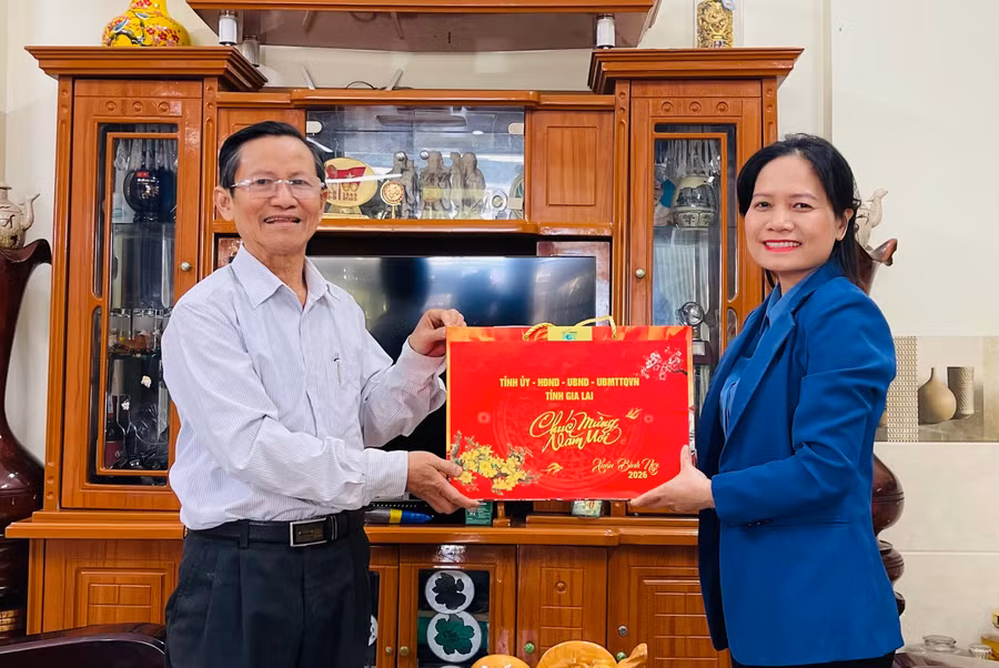 pho-truong-doan-chuyen-trach-doan-dai-bieu-quoc-hoi-tinh-siu-huong-ben-phai-tham-tang-qua-chuc-tet-dong-chi-huynh-thanh.jpg
