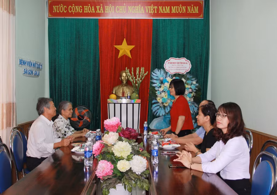 dong-chi-nguyen-thi-thanh-lichtinh-uy-vien-pho-chu-tich-ubnd-tinh-gia-lai-hoi-tham-chuc-mung-ban-dai-dien-hoi-nguoi-cao-tuoi-tinh-gia-lai.jpg
