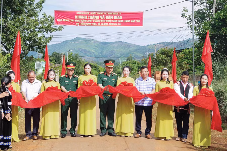 cac-dai-bieu-cat-bang-khanh-thanh-cong-trinh-sao-sang-buon-lang-tang-nhan-dan-thon-mook-trel-xa-ia-dom.jpg