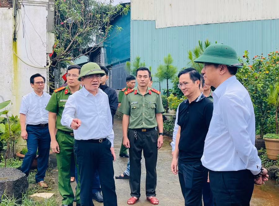 chu-tich-ubnd-tinh-pham-anh-tuan-kiem-tra-tinh-hinh-ngap-cuc-bo-tai-phuong-thong-nhat.jpg