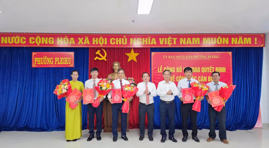 lanh-dao-phuong-pleiku-trao-quyet-dinh-bo-nhiem-can-bo.jpg