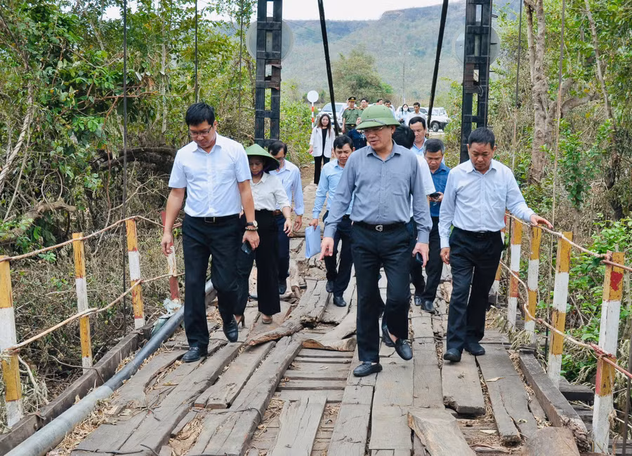chu-tich-ubnd-tinh-kiem-tra-cau-treo-ayun-xa-al-ba.jpg