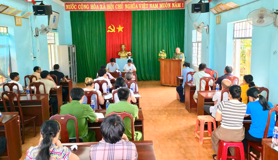 giam-doc-cong-an-tinh-gia-lai-du-sinh-hoat-chi-bo-lang-lung-prong-va-lang-ap.jpg
