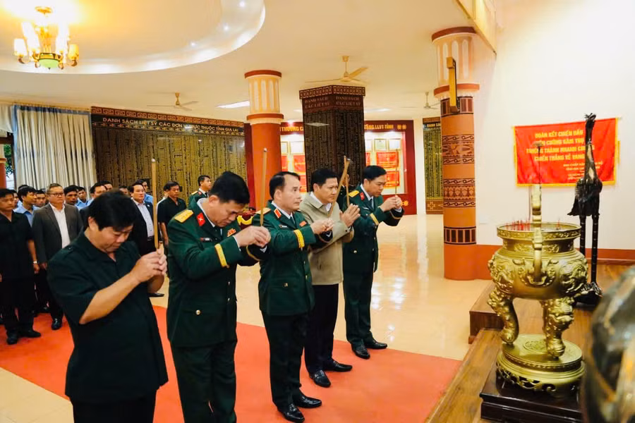 cac-dai-bieu-dang-huong.jpg