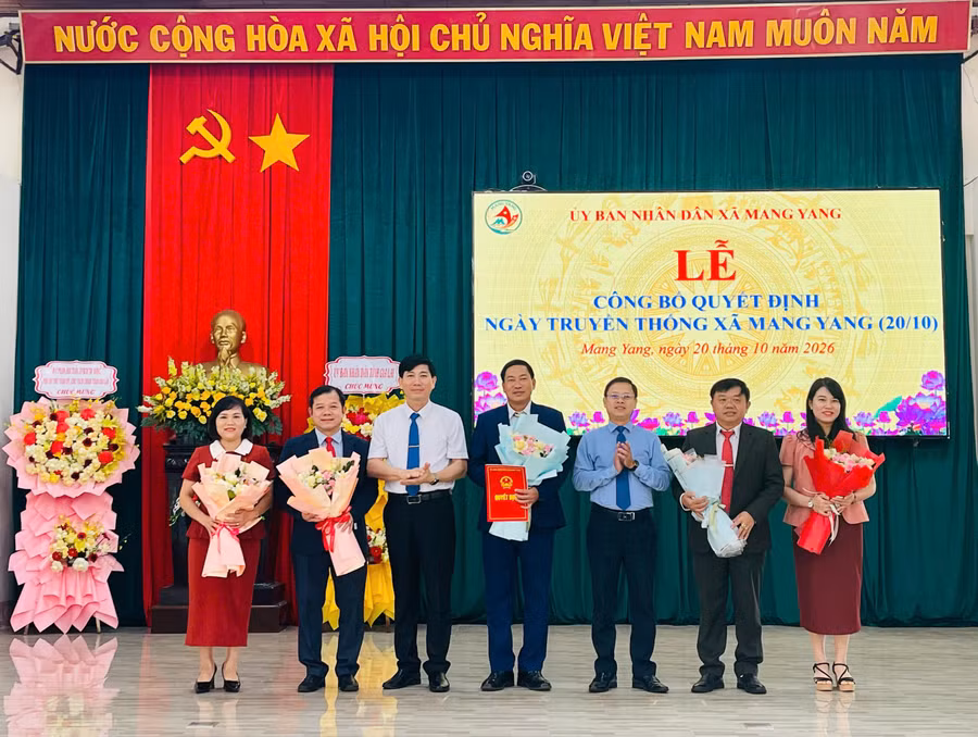 dai-dien-lanh-dao-tinh-trao-quyet-dinh-tang-hoa-chuc-mung-ngay-truyen-thong-xa-mang-yang.jpg