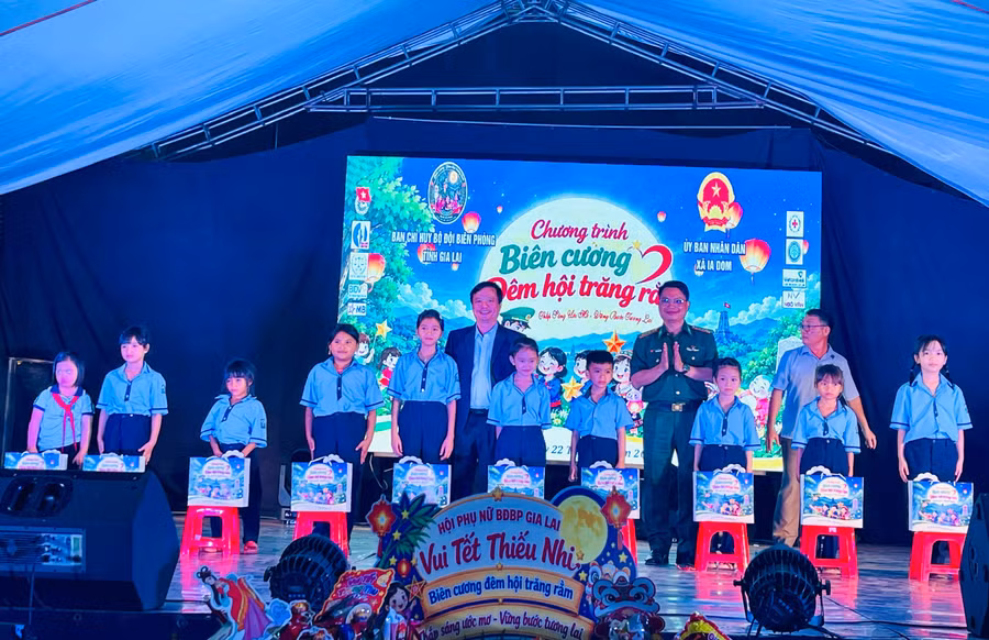 pho-chu-tich-thuong-truc-ubnd-tinh-va-chinh-uy-bdbp-tinh-tang-qua-cac-chau-thieu-nhi.jpg