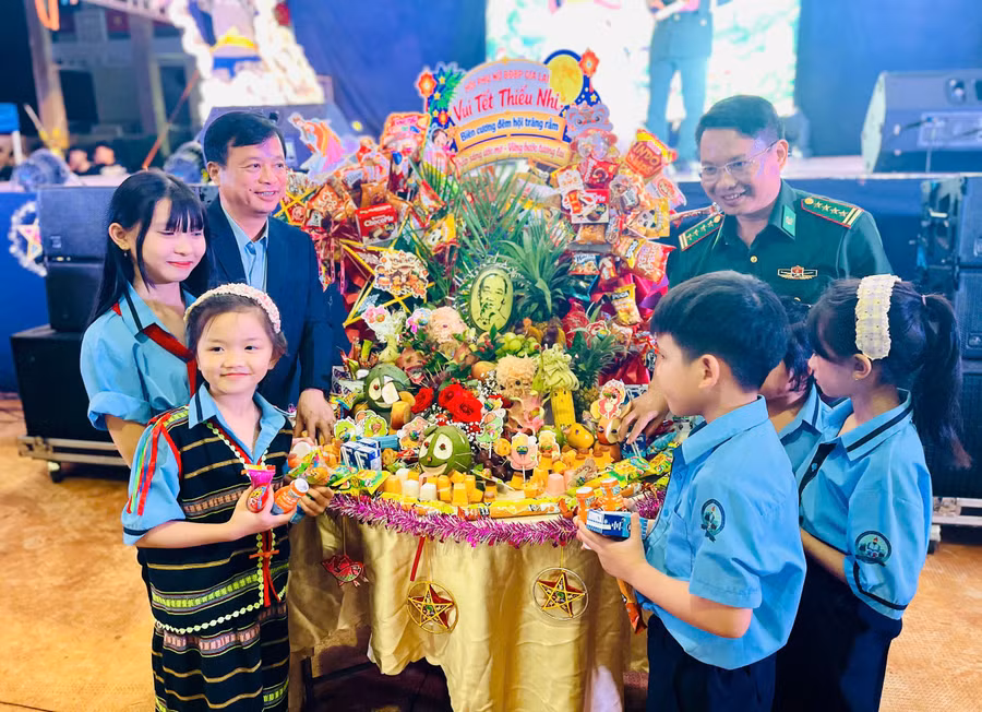 pho-chu-tich-thuong-truc-ubnd-tinh-tham-gia-pha-co-cung-cac-em.jpg