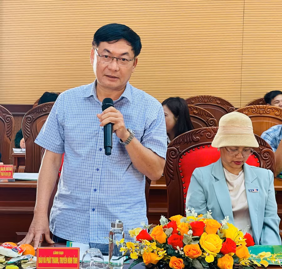 dong-chi-huynh-kien-pho-tong-bien-tap-bao-va-phat-thanh-truyen-hinh-tinh-tham-gia-y-kien-tai-buoi-gap-mat.jpg