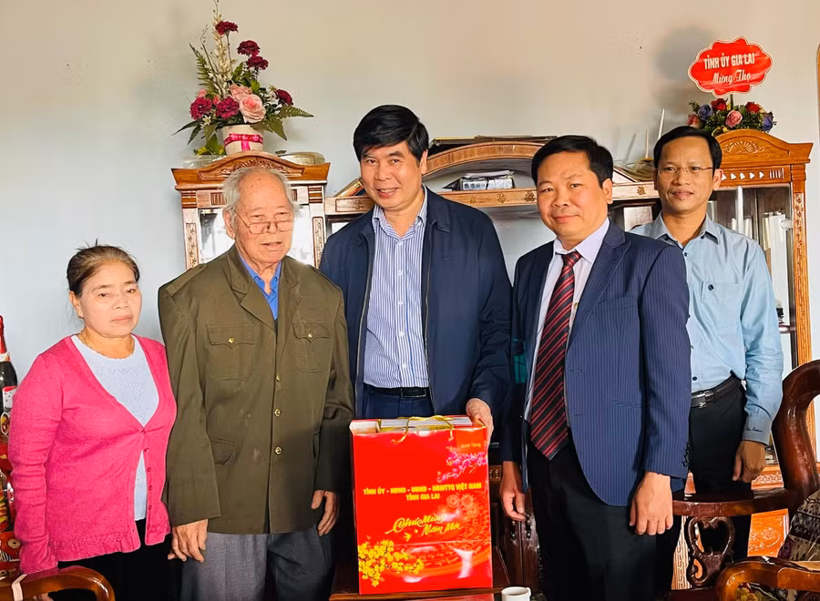 pho-chu-tich-ubnd-tinh-thu-3-tu-trai-sang-tang-qua-gia-dinh-ong-krung-dam-veo.jpg