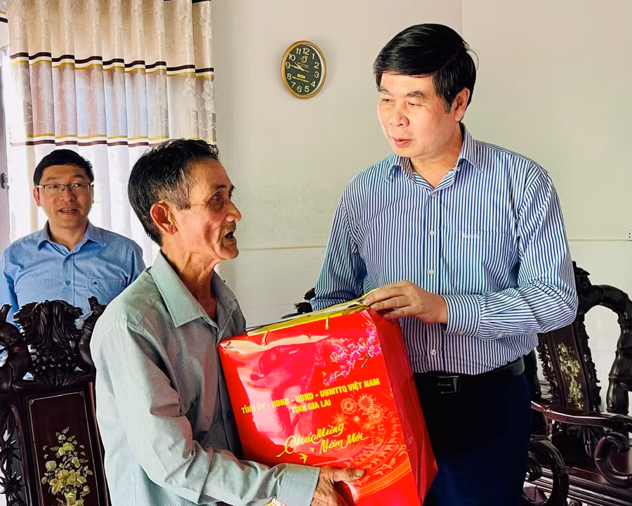 pho-chu-tich-ubnd-tinh-lam-hai-giang-tang-qua-ong-nguyen-cong-tu.jpg