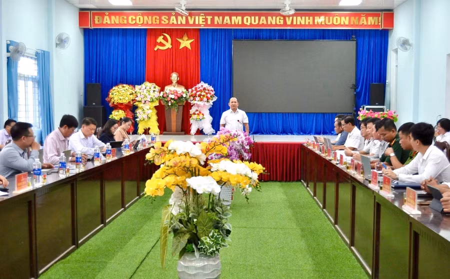 pho-bi-thu-thuong-truc-tinh-uy-chu-tich-hdnd-tinh-rah-lan-chung-lam-viec-voi-dang-uy-xa-sro.jpg