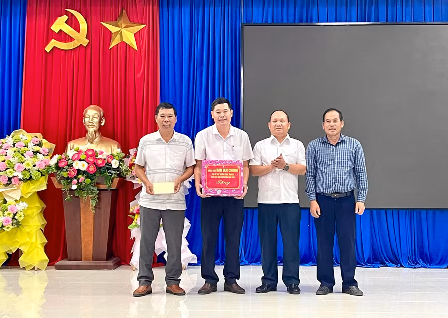 pho-bi-thu-thuong-truc-tinh-uy-chu-tich-hdnd-tinh-rah-lan-chung-tang-qua-ban-thuong-vu-dang-uy-xa-sro.jpg