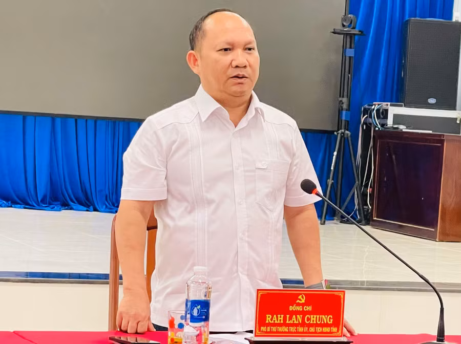 pho-bi-thu-thuong-tinh-uy-chu-tich-hdnd-tinh-phat-bieu-tai-buoi-lam-viec.jpg