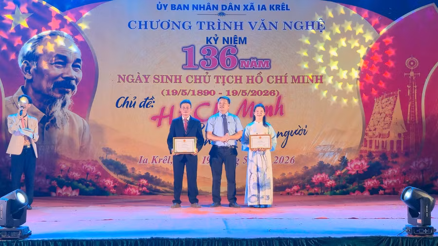 ban-to-chuc-trao-giai-nhi.jpg