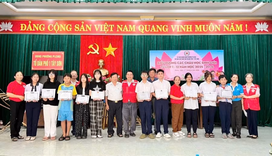 hoi-chu-thap-do-phuong-pleiku-trao-qua-cho-hoc-sinh-dat-thanh-tich-xuat-sac-1370.jpg