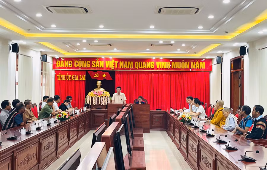quang-canh-buoi-gap-mat.jpg