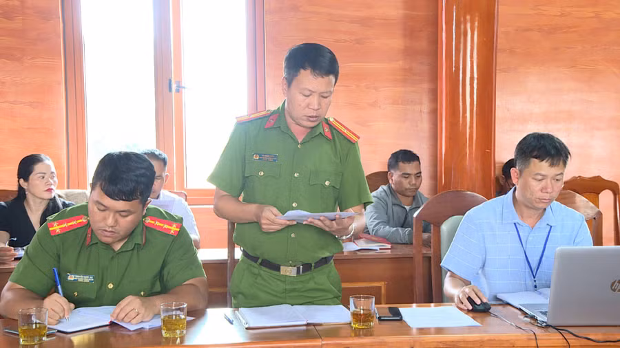 thieu-ta-vu-ngoc-hieu-pho-truong-cong-an-xa-ia-pnon-bao-cao-ve-tinh-hinh-trat-tu-an-toan-giao-thong-10-thang-dau-nam-2025.jpg