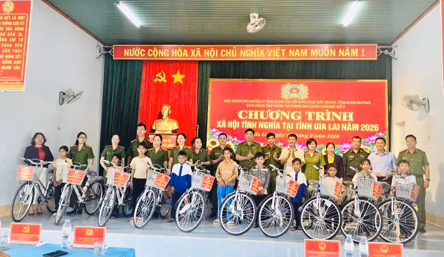 dai-dien-cac-don-vi-trong-cum-cong-tac-dang-va-cong-tac-quan-chung-so-7-va-dia-phuong-tang-xe-dap-cho-hoc-sinh-ngheo-vuot-kho.jpg