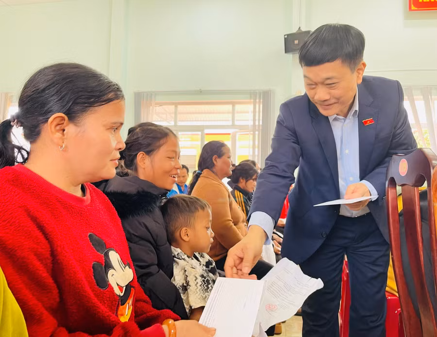 pho-chu-tich-quoc-hoi-vu-hong-thanh-tang-qua-cho-ho-kho-khan-xa-ia-krai.jpg