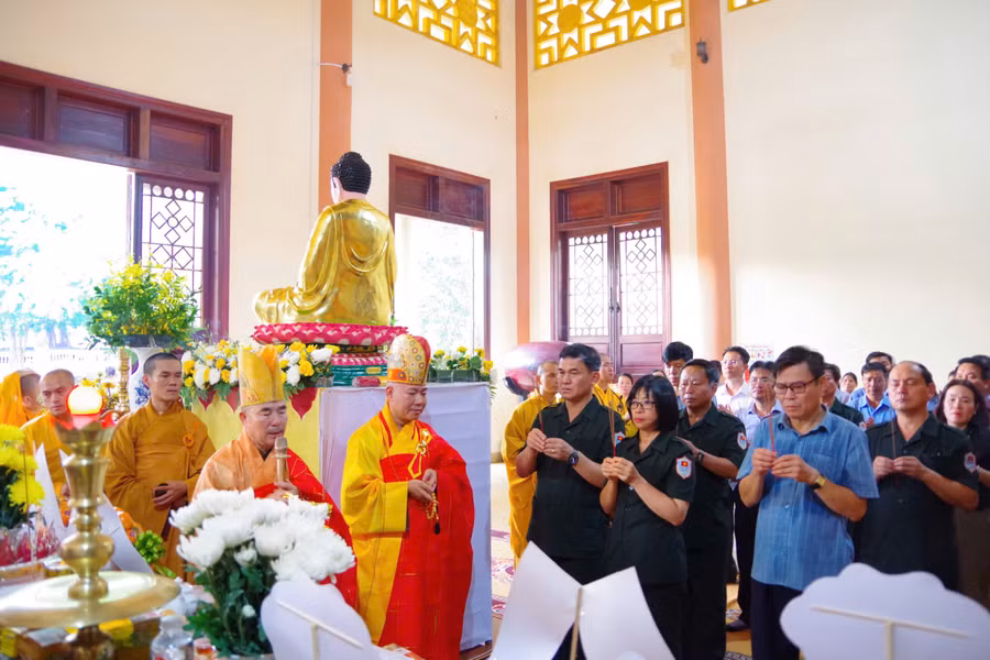 cac-dai-bieu-dang-huong-truoc-anh-linh-cac-liet-si.jpg