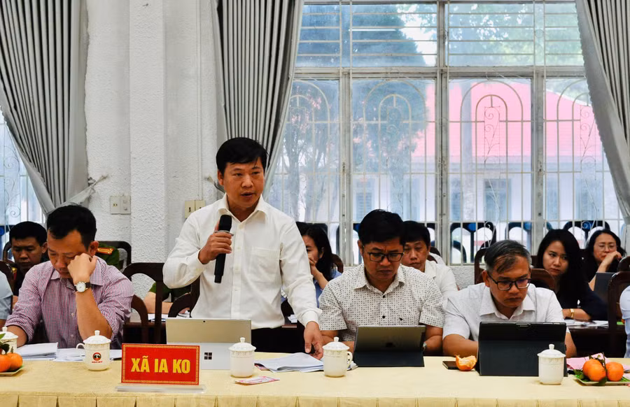 lanh-dao-xa-ia-ko-bao-cao-tai-buoi-lam-viec.jpg