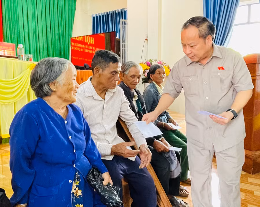 pho-bi-thu-tinh-uy-truong-doan-dai-bieu-quoc-hoi-tinh-tang-qua-cac-gia-dinh-chinh-sach-ho-kho-khan-tren-dia-ban-xa.jpg
