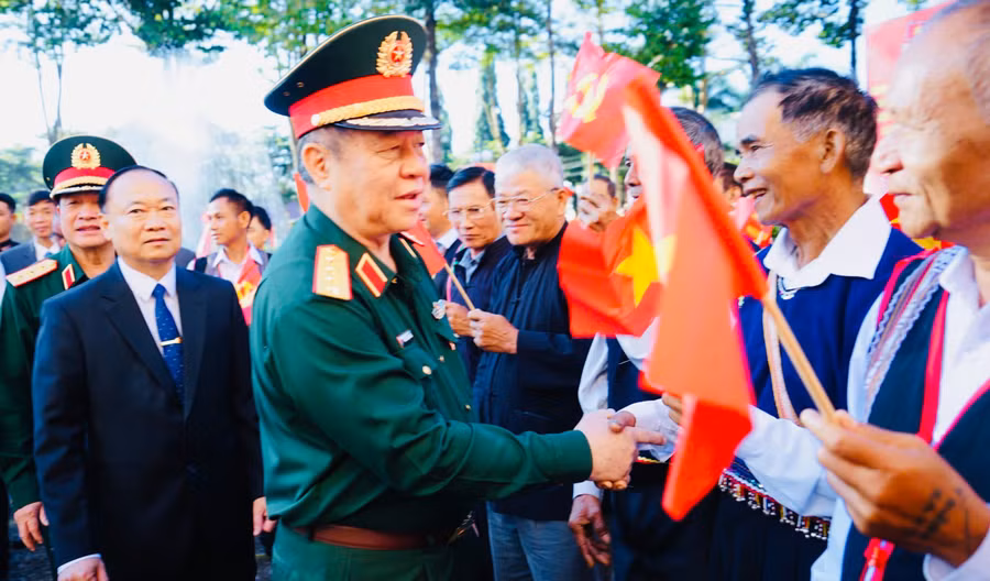 dai-tuong-nguyen-trong-nghia-tro-chuyen-tham-hoi-cac-gia-lang-truong-thon.jpg