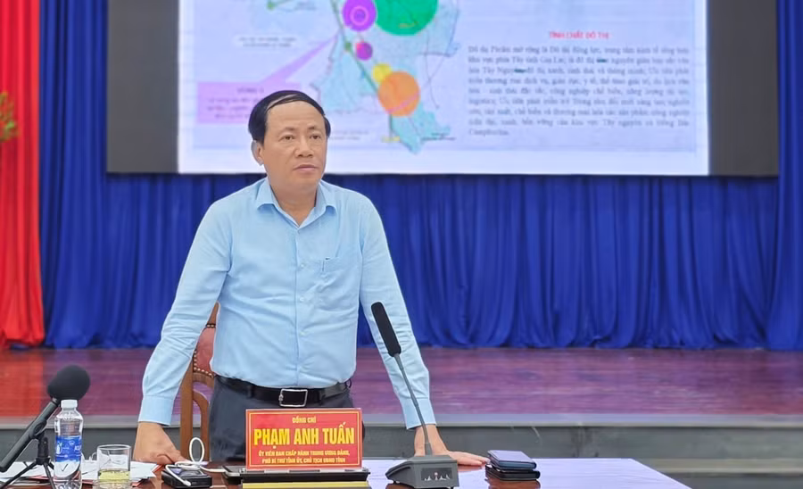 chu-tich-ubnd-tinh-pham-anh-tuan-phat-bieu-ket-luan-tai-buoi-lam-viec.jpg