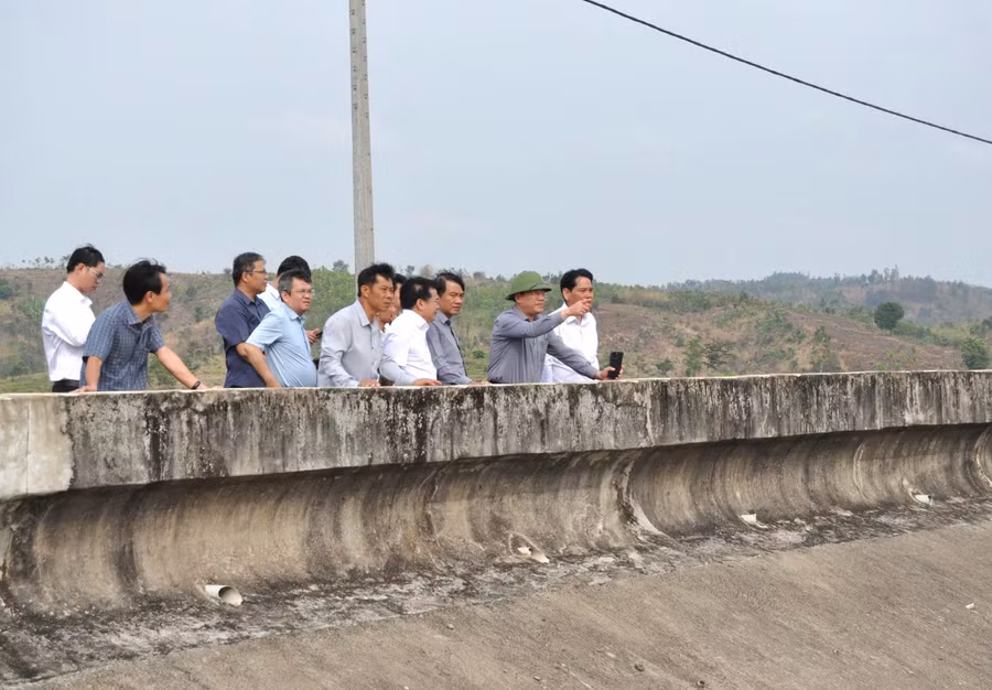 chu-tich-ubnd-tinh-thu-2-tu-phai-sang-khao-sat-khu-du-lich-sinh-thai-ho-plei-tho-ga.jpg