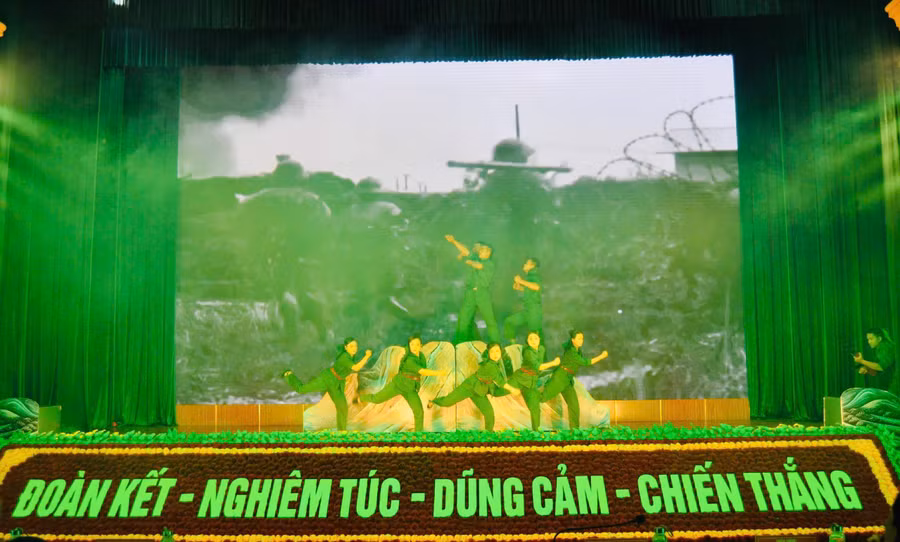 cac-tiet-muc-van-nghe-duoc-dan-dung-cong-phu-phan-anh-chang-duong-75-nam-cua-don-vi.jpg