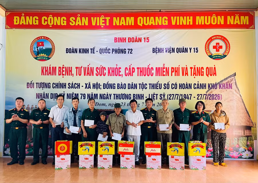 xa-ia-dom-trao-qua-cho-cac-gia-dinh-chinh-sach-nguoi-co-cong.jpg