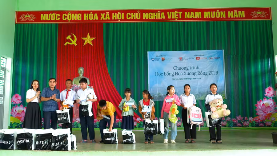 dai-dien-hoi-bao-tro-nguoi-khuyet-tat-va-bao-ve-quyen-tre-em-tinh-gia-lai-trao-hoc-bong-cho-cac-em-hoc-sinh.jpg