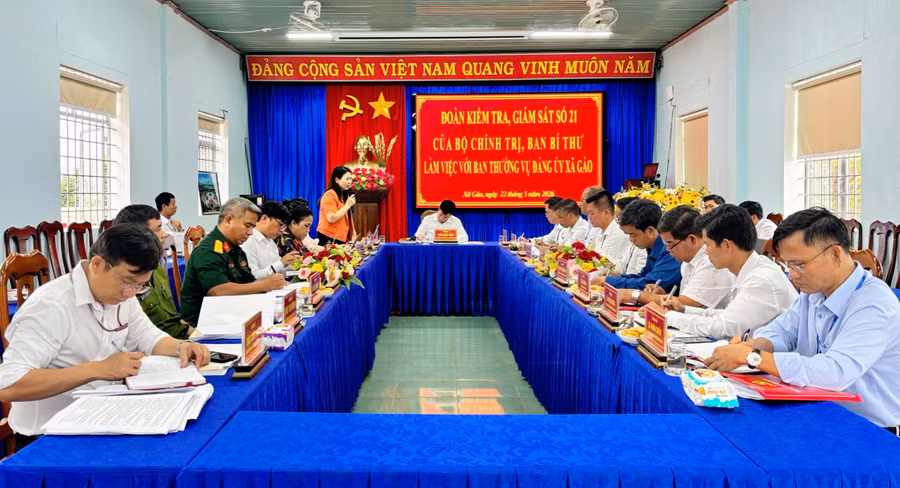 doan-kiem-tra-giam-sat-so-21-cua-bo-chinh-tri-ban-bi-thu-lam-viec-voi-ban-thuong-vu-dang-uy-xa-gao.jpg