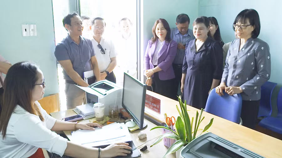 pho-ct-ubnd-tinh-nguyen-thi-thanh-lich-kiem-tra-hoat-dong-cua-trung-tam-phuc-vu-hanh-chinh-cong-xa-ia-tul.jpg