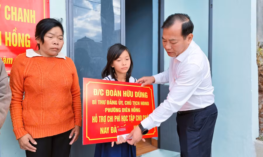 bi-thu-dang-uy-phuong-dien-hong-ho-tro-kinh-phi-cho-con-gai-ba-nay-chanh.jpg