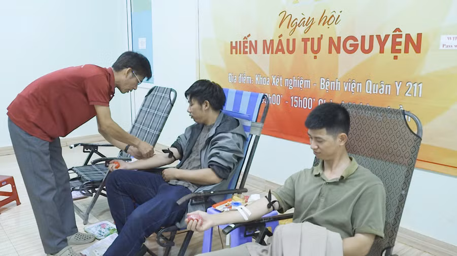 cac-tinh-nguyen-vien-clb-mau-nong-tham-gia-hien-mau.jpg