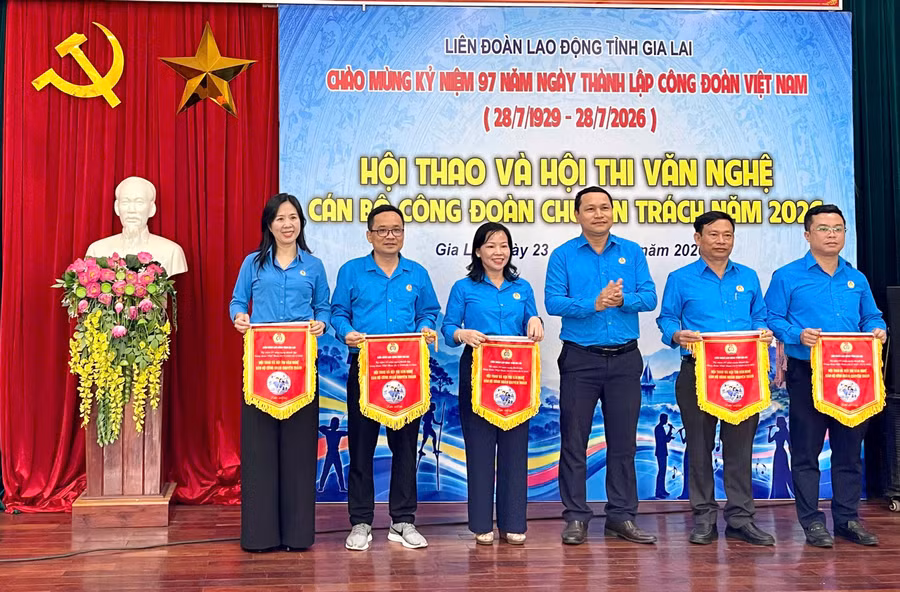 dong-chi-ha-duy-trung-trao-co-luan-luu-cho-cac-doi-tham-gia-hoi-thao-hoi-thi.jpg
