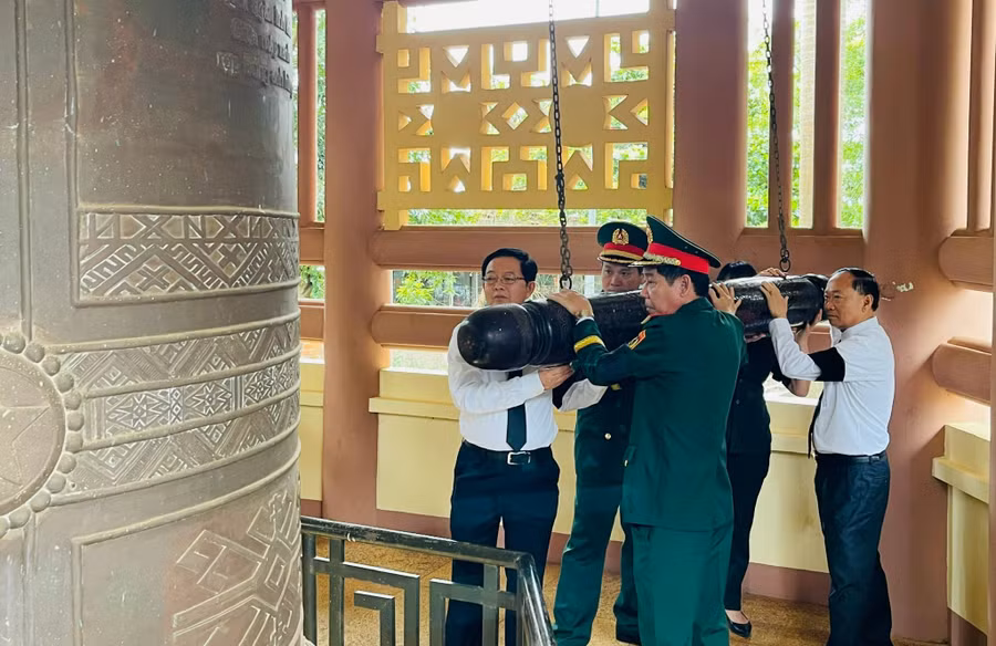 pho-thu-tuong-chinh-phu-ho-quoc-dung-ben-trai-va-bi-thu-tinh-uy-thai-dai-ngoc-ben-phai-cung-cac-lanh-dao-thinh-chuong-tai-thap-chuong.jpg