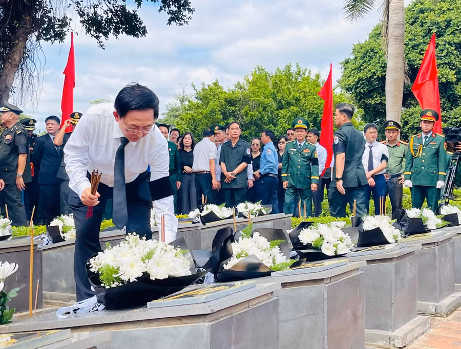 pho-thu-tuong-chinh-phu-ho-quoc-dung-dang-huong-cac-phan-mo-liet-si.jpg