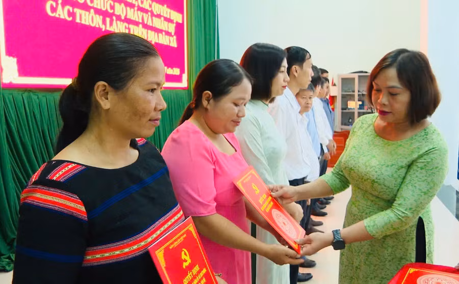 xa-chu-prong-cong-bo-nghi-quyet-cac-quyet-dinh-ve-to-chuc-bo-may-va-nhan-su.jpg