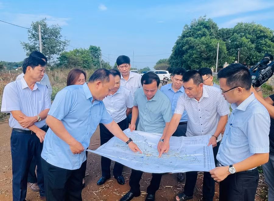 pho-bi-thu-thuong-truc-tinh-uy-chu-tich-hdnd-tinh-rah-lan-chung-ben-trai-kiem-tra-khu-quy-hoach-trung-tam-hanh-chinh-xa-lo-pang.jpg
