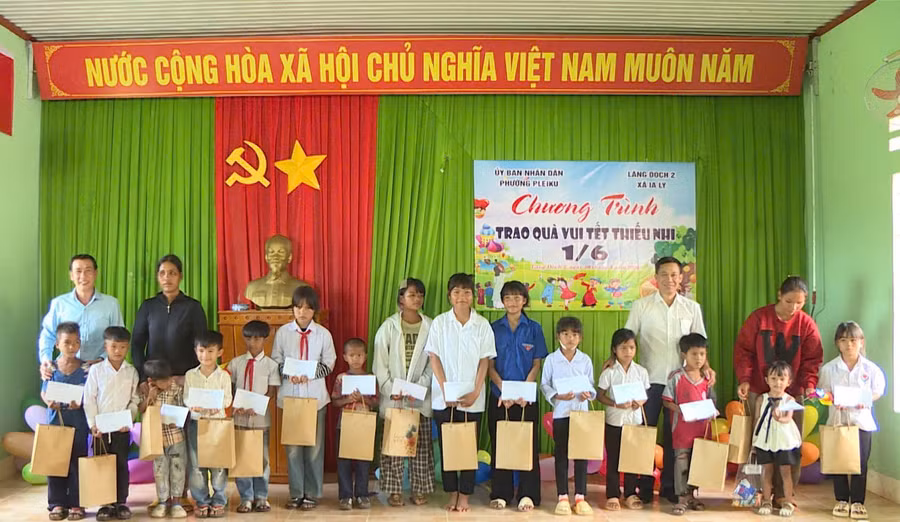 ban-to-chuc-tang-qua-cho-cac-em-nho-lang-doch-2.jpg